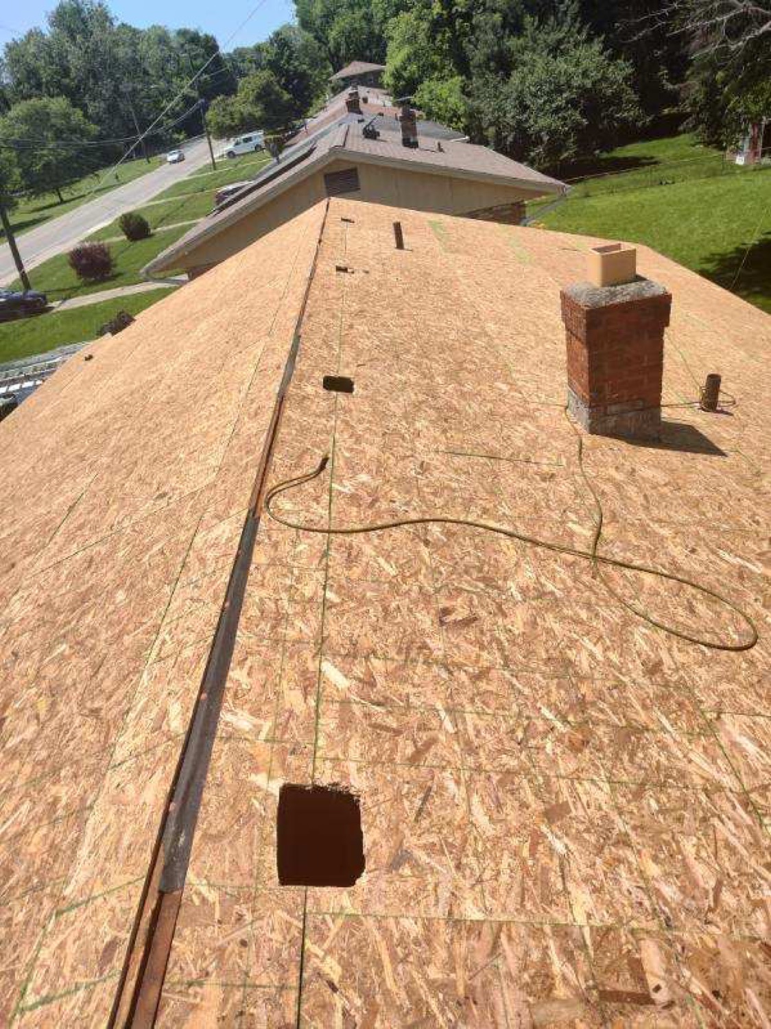 Seamless gutter and roof edge detail